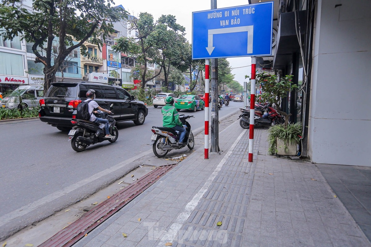 vach ke duong chia doi via he ha noi, phan danh cho nguoi di bo rong mot vien gach hinh anh 2