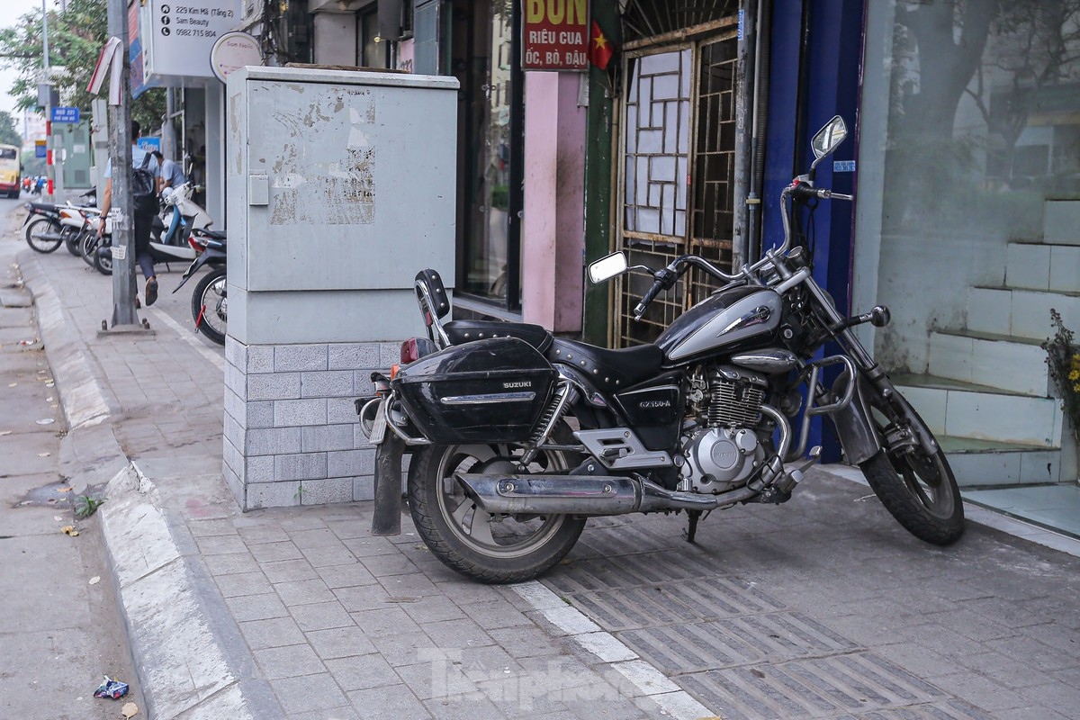 vach ke duong chia doi via he ha noi, phan danh cho nguoi di bo rong mot vien gach hinh anh 3