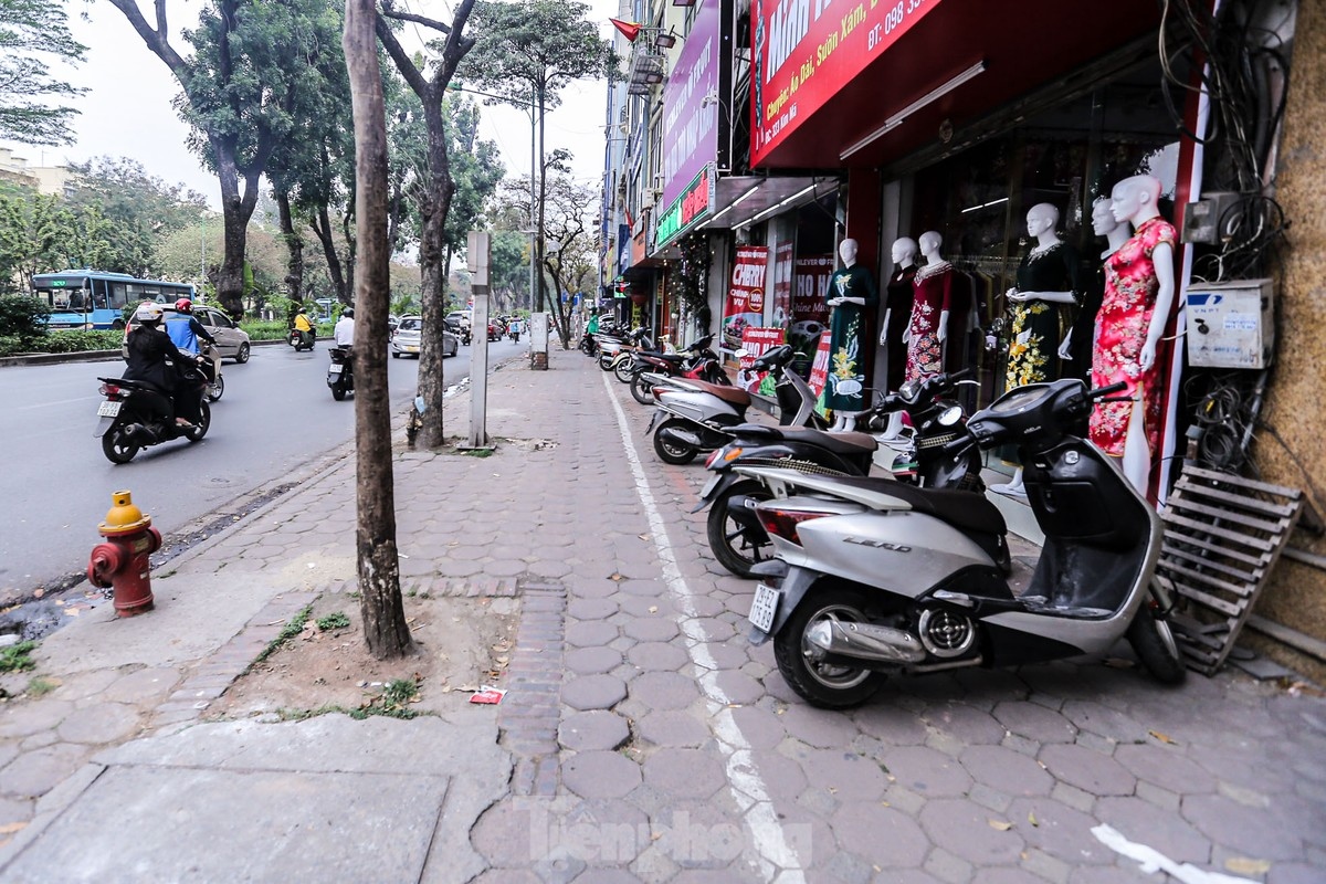 vach ke duong chia doi via he ha noi,ạchkẻđườngchiađôivỉahèHàNộiphầndànhchongườiđibộrộngquotmộtviêngạ<strong></strong> phan danh cho nguoi di bo rong mot vien gach hinh anh 1