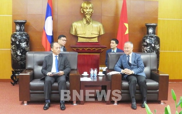 vietnam shares experience in solving economic difficulties with laos picture 1