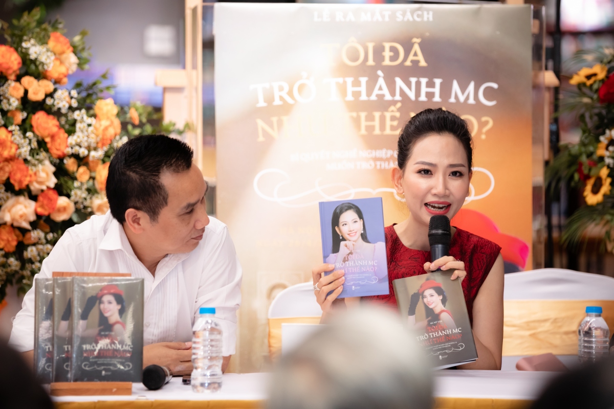 mc my van viet sach ve hanh trinh lam nghe mc hinh anh 2