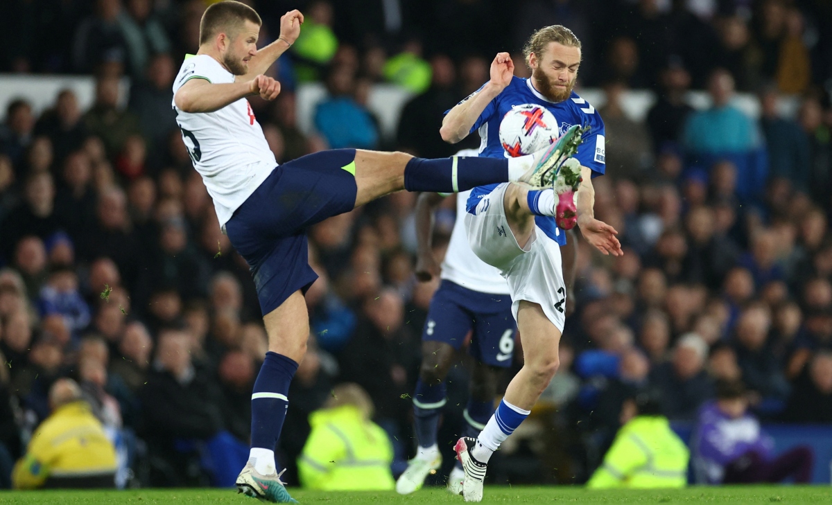 Harry Kane lăn lộn trên sân khi bị cầu thủ Everton cào vào mặt - Ảnh 1.