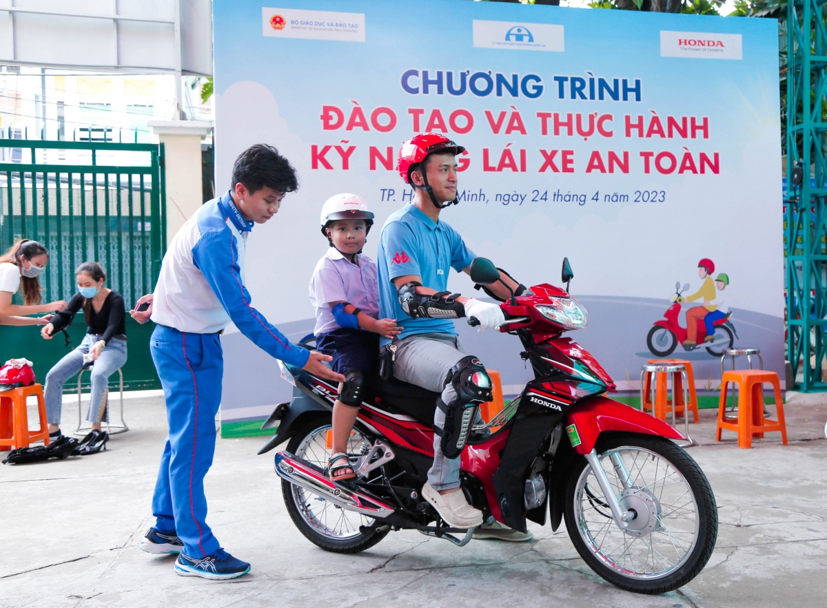 honda viet nam trao tang mu bao hiem cho hoc sinh tieu hoc tai tp.hcm hinh anh 4