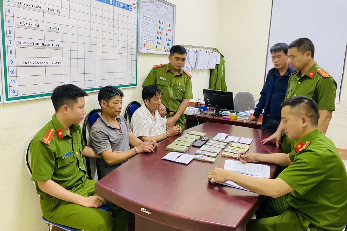 mua 5 banh heroin ve ban kiem loi thi bi bat giu hinh anh 1