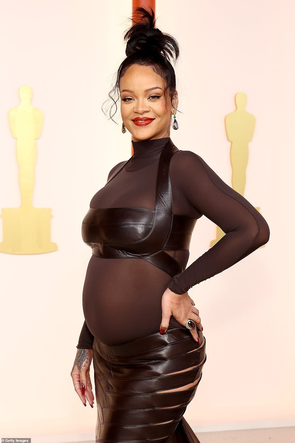 Rihanna chi hàng trăm tỷ đồng mua căn hộ mới trước khi sinh con