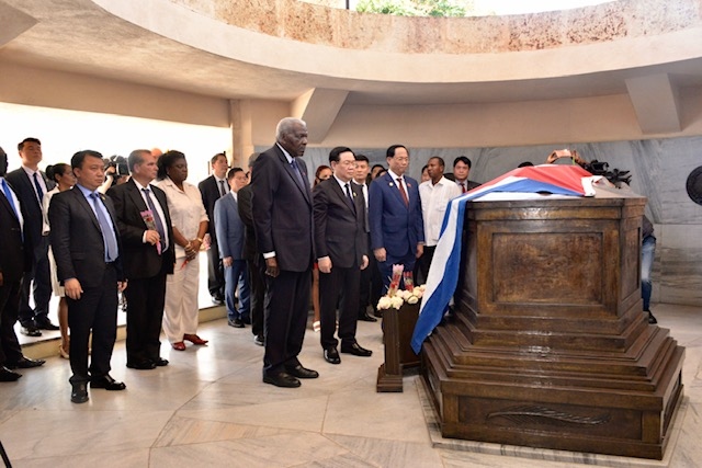 chu tich quoc hoi vuong Dinh hue tiep lanh dao santiago de cuba hinh anh 1 chu tich quoc hoi vuong Dinh hue tiep lanh dao santiago de cuba hinh anh 1