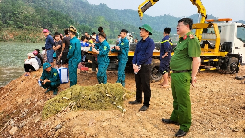 Lật thuyền trên sông Lô, 3 người mất tích