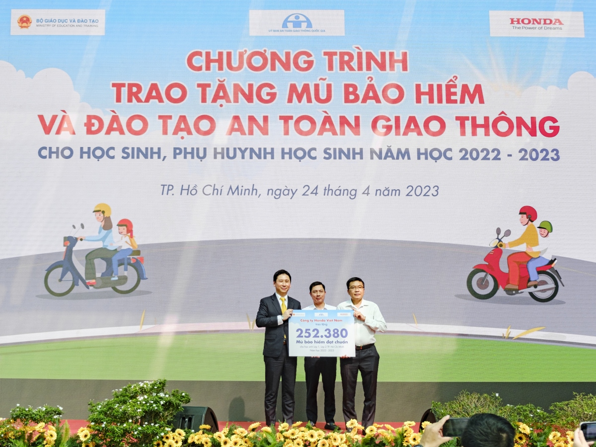 Honda Việt Nam trao tặng mũ bảo hiểm cho học sinh tiểu học tại TPHCM