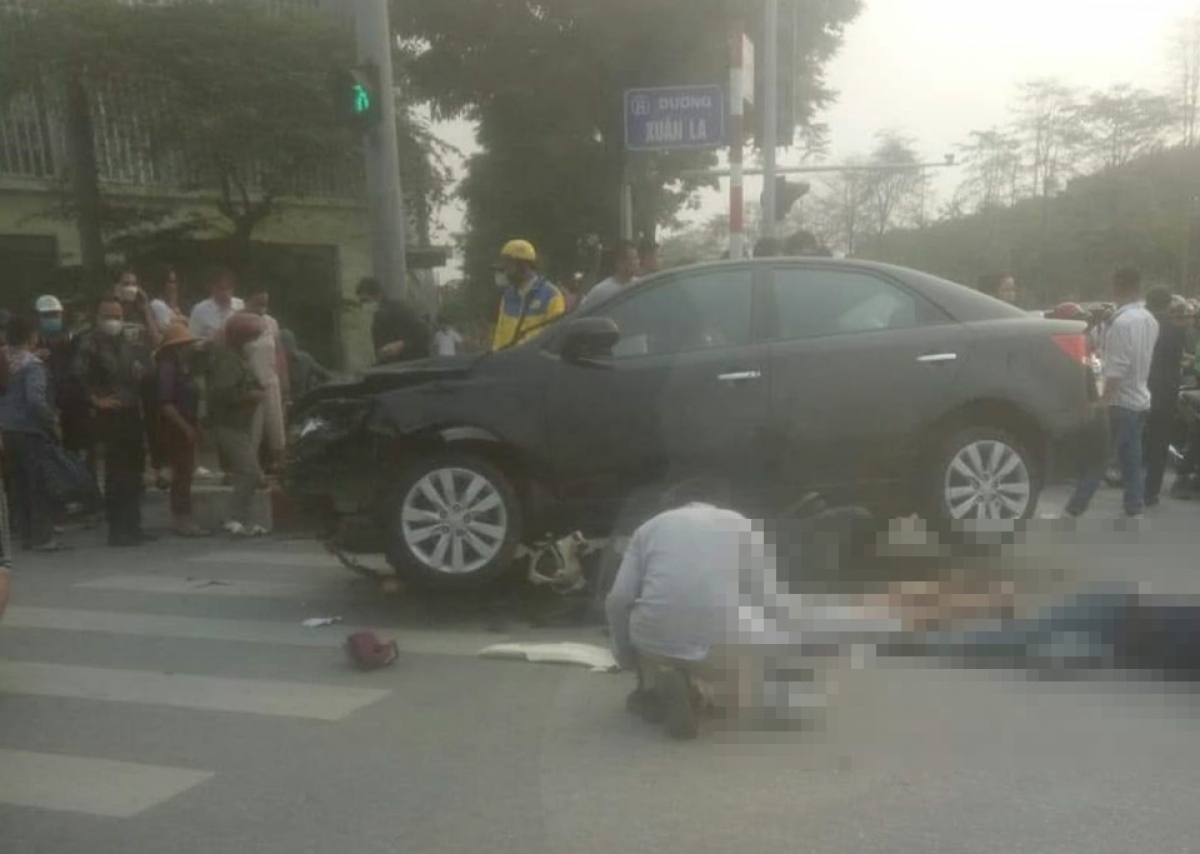 Clip khoảnh khắc ô tô gây tai nạn liên hoàn ở Hà Nội