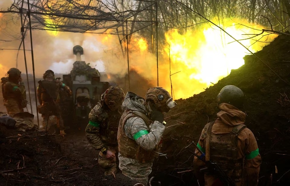 nga don dap doi hoa luc, ukraine buoc phai rut quan khoi mot so noi o bakhmut hinh anh 1