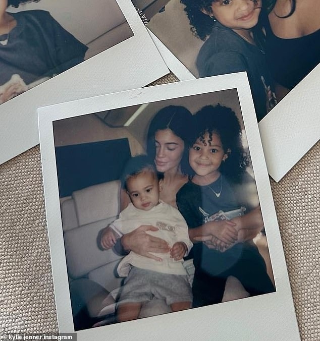 kylie jenner chia se nhung khoanh khac dang yeu cung hai con hinh anh 2