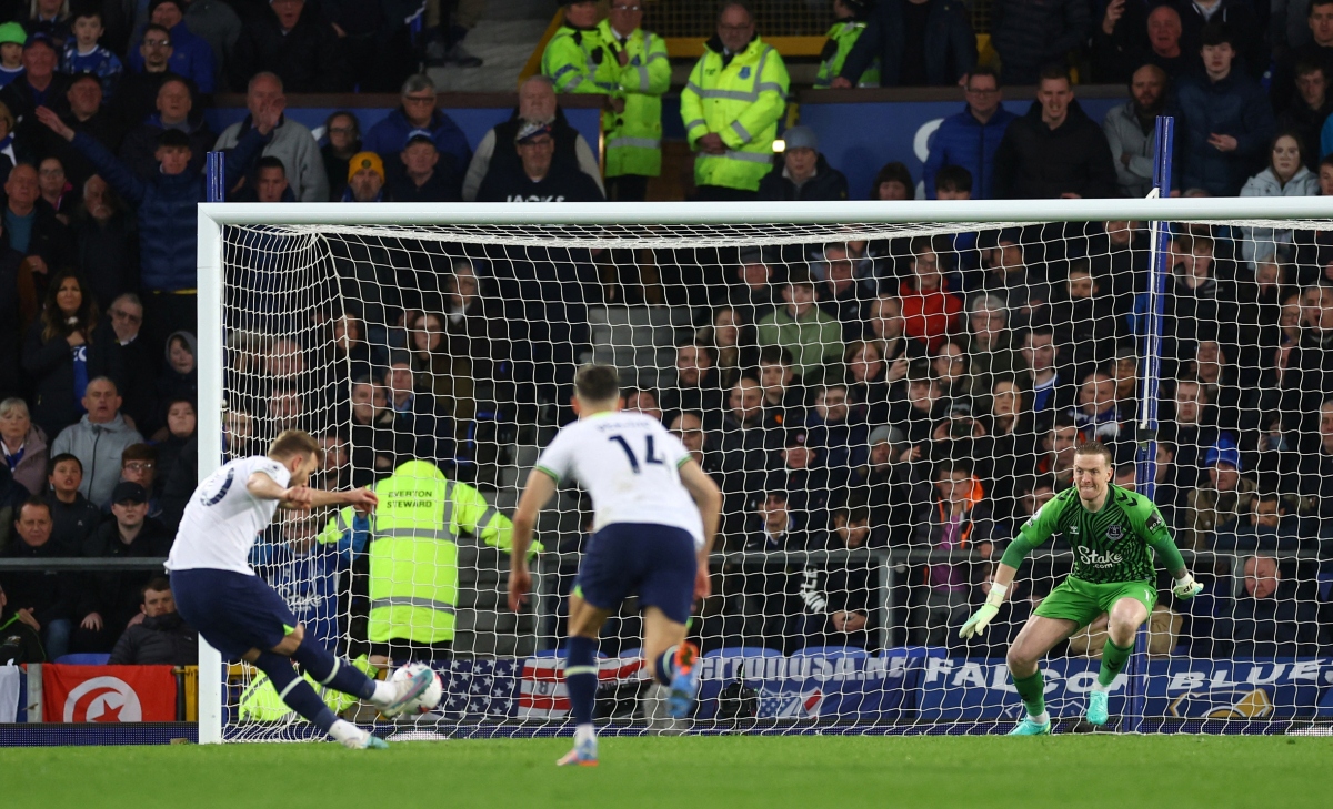 Harry Kane lăn lộn trên sân khi bị cầu thủ Everton cào vào mặt - Ảnh 5.