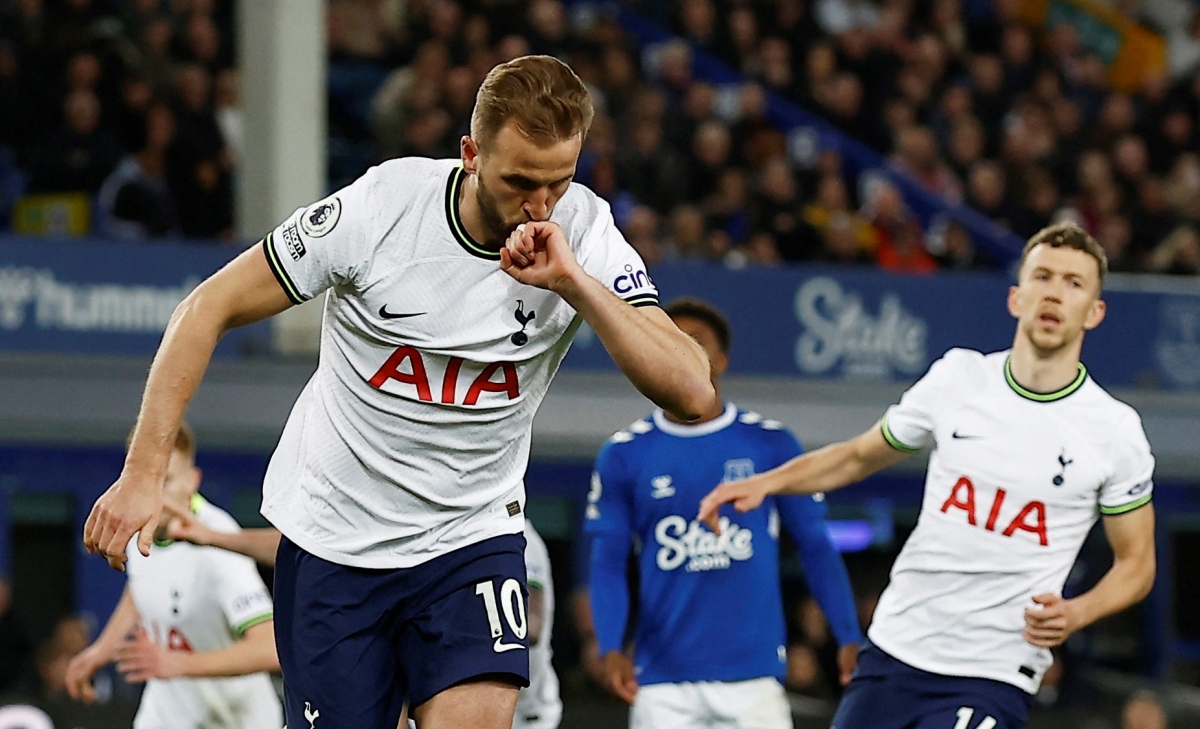 Harry Kane lăn lộn trên sân khi bị cầu thủ Everton cào vào mặt - Ảnh 6.