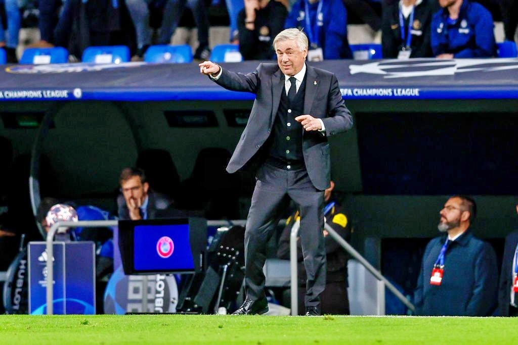 HLV Ancelotti có hành động khiến học trò và các CĐV ngỡ ngàng ở trận thắng Chelsea