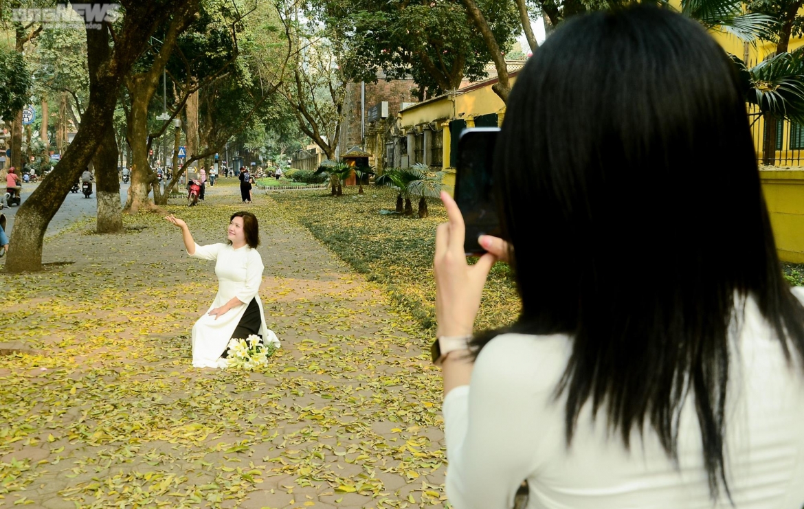 ngam con duong lang man nhat ha noi ruc vang mua sau thay la hinh anh 8