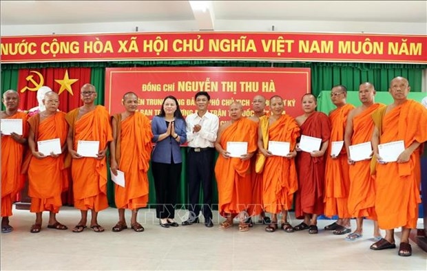 front leader congratulates khmer people in soc trang on chol chnam thmay picture 1
