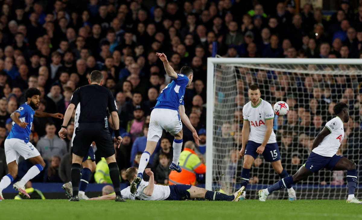 Harry Kane lăn lộn trên sân khi bị cầu thủ Everton cào vào mặt - Ảnh 9.