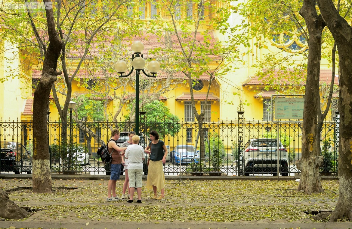 ngam con duong lang man nhat ha noi ruc vang mua sau thay la hinh anh 9