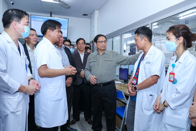 pm makes surprise visit to major hospitals in hanoi picture 1