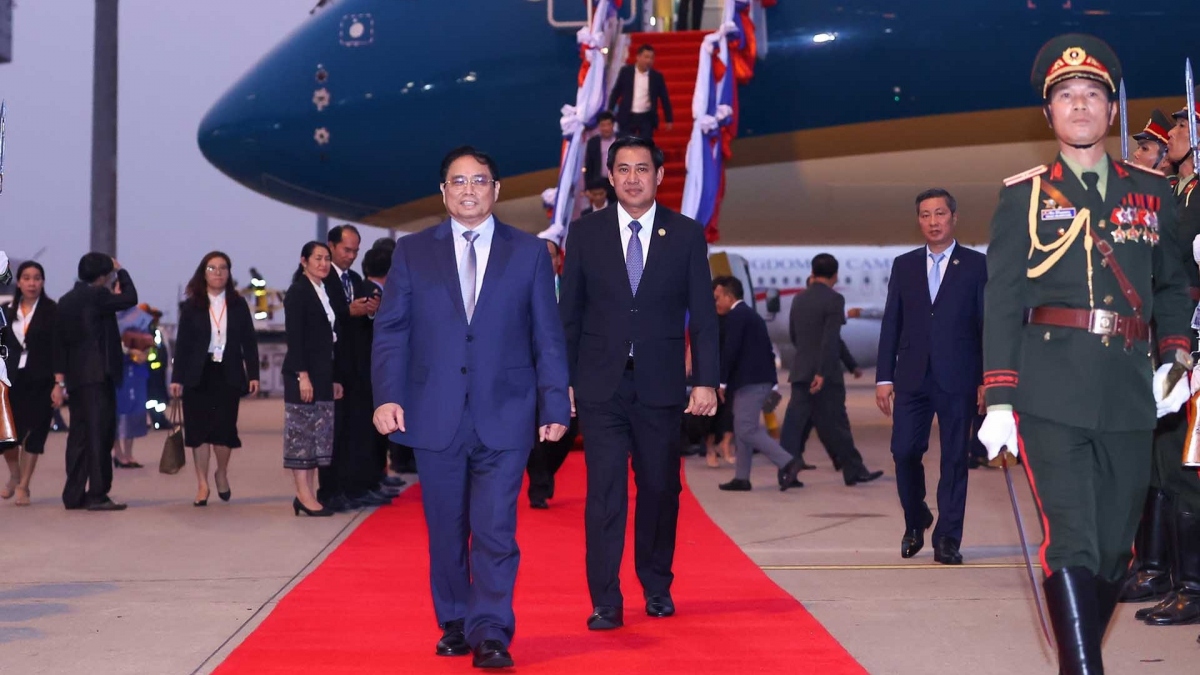 pm arrives in laos for 4th mekong river commission summit picture 1