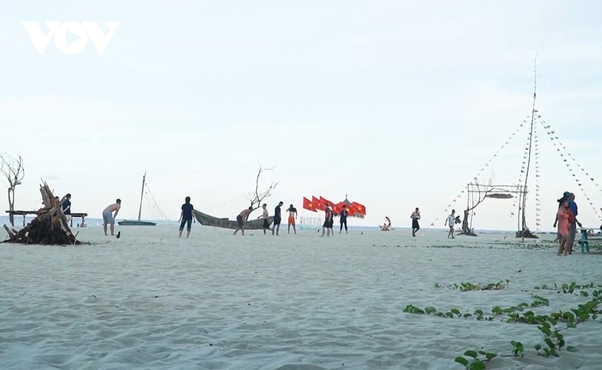 first hot-air balloon festival held in quang nam province picture 2