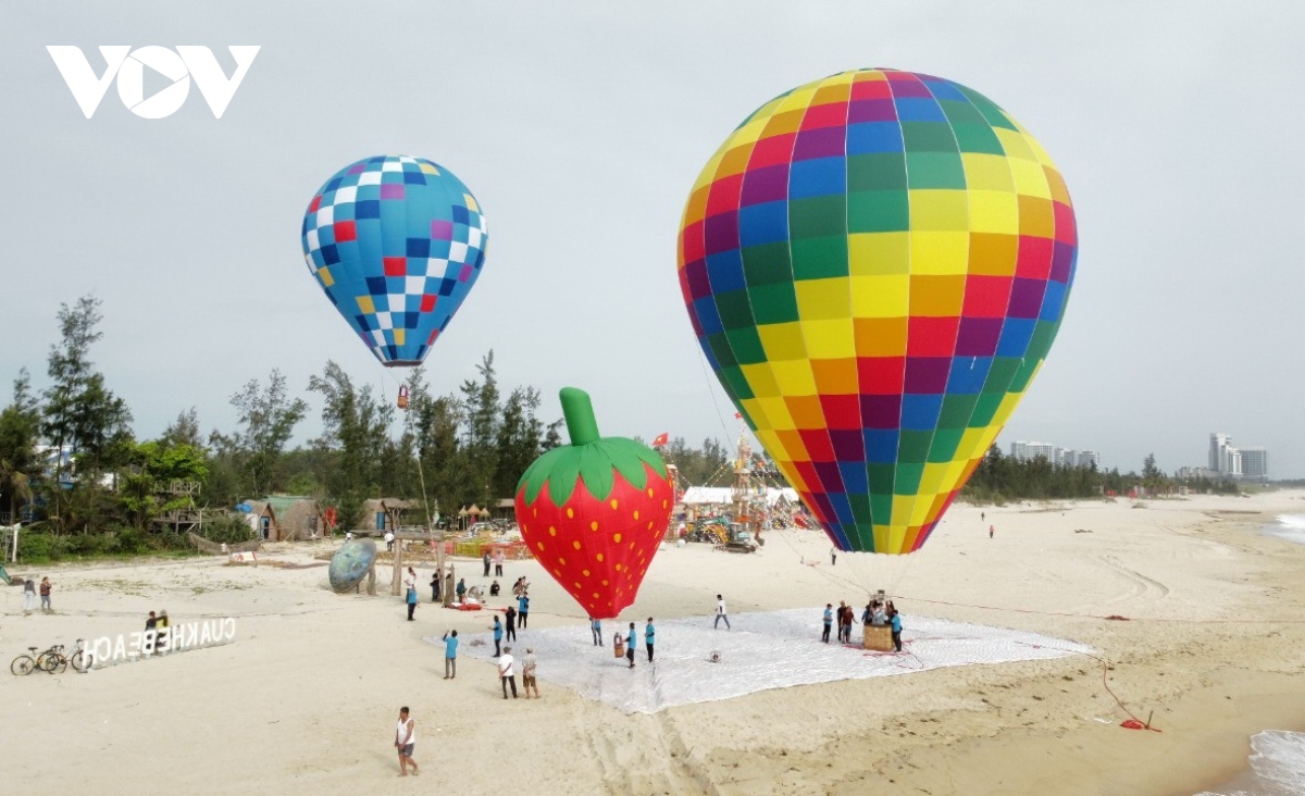 first hot-air balloon festival held in quang nam province picture 3