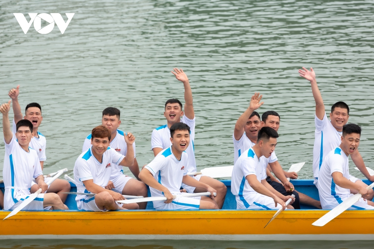 dragon boat racing on cat ba island excites crowds picture 10