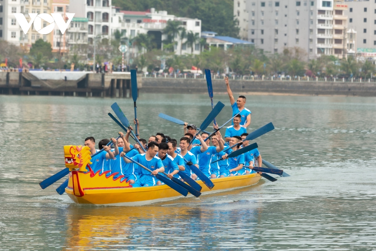 dragon boat racing on cat ba island excites crowds picture 6