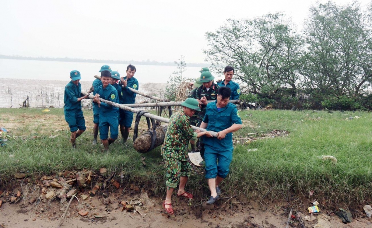 225-kilo bomb found in nghe an river picture 1