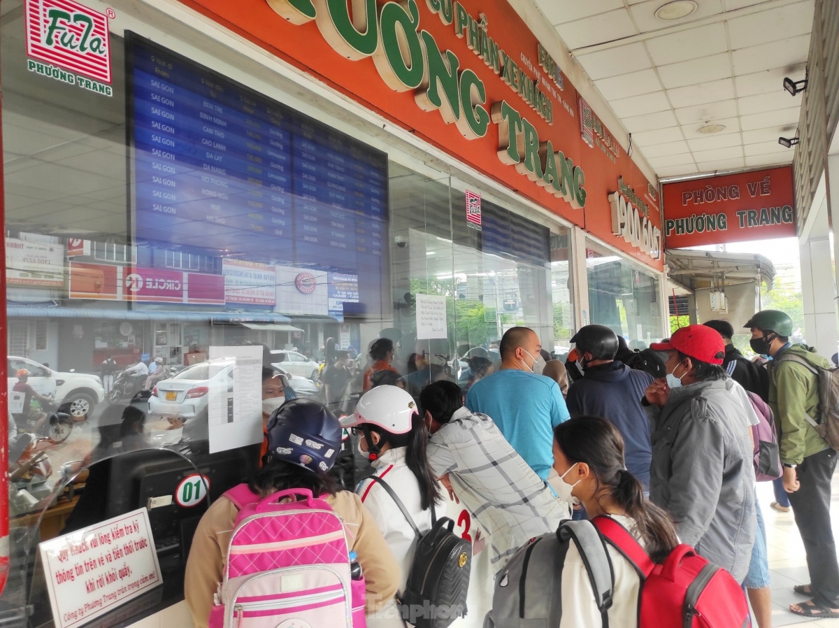holidaymakers rush to coach stations in hcm city picture 2