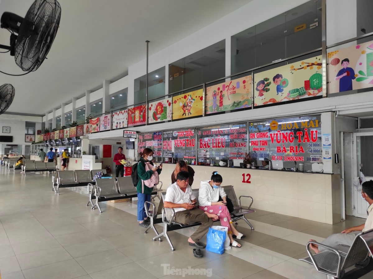 holidaymakers rush to coach stations in hcm city picture 6