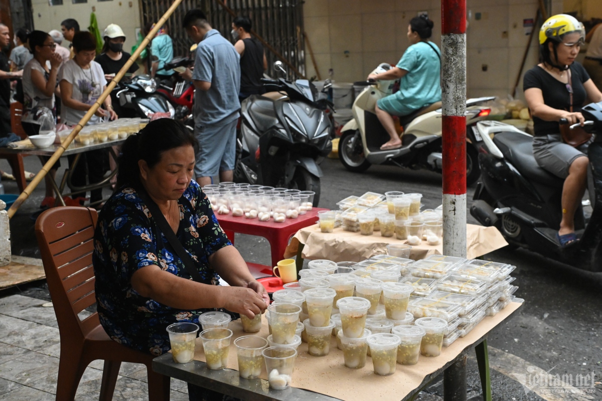 floating cakes for cold food festival in vietnam picture 1