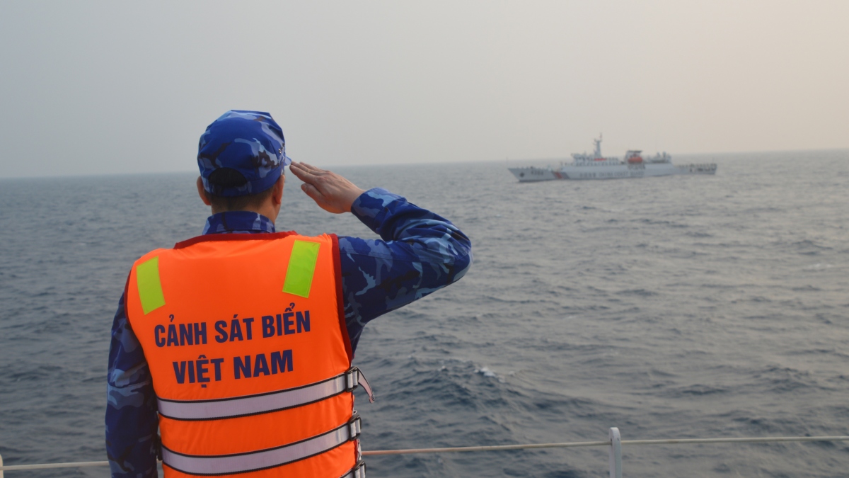 tau canh sat bien viet nam va trung quoc tuan tra lien hop hinh anh 1