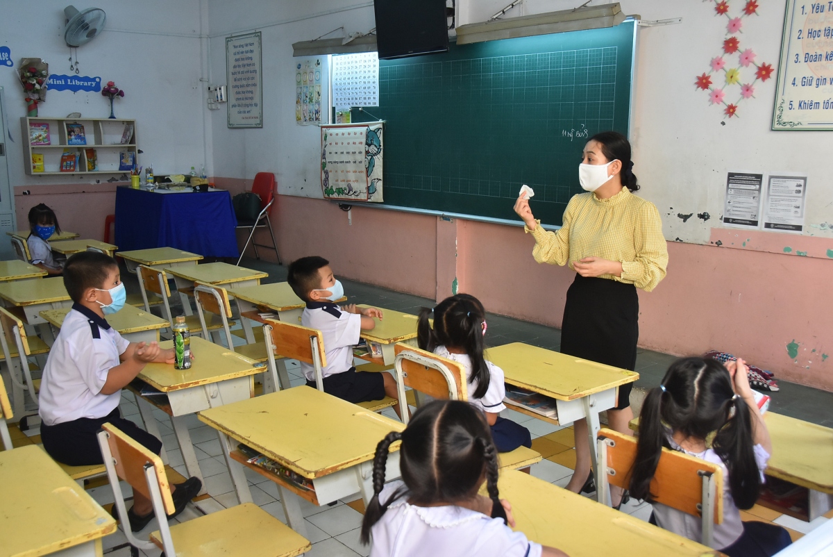 Khi lương giáo viên không đủ sống thì rất khó cấm dạy thêm, học thêm