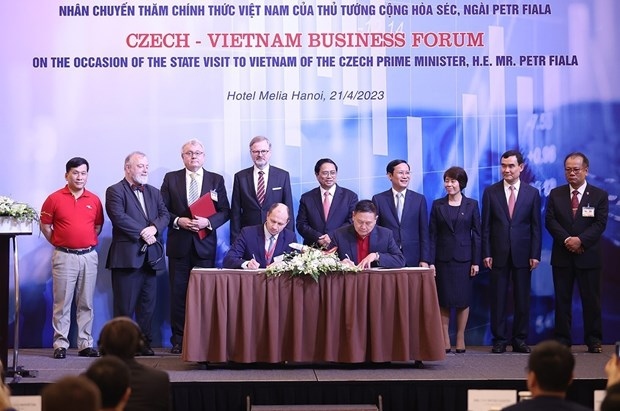 vietjet signs cooperation agreement with czech f air picture 1