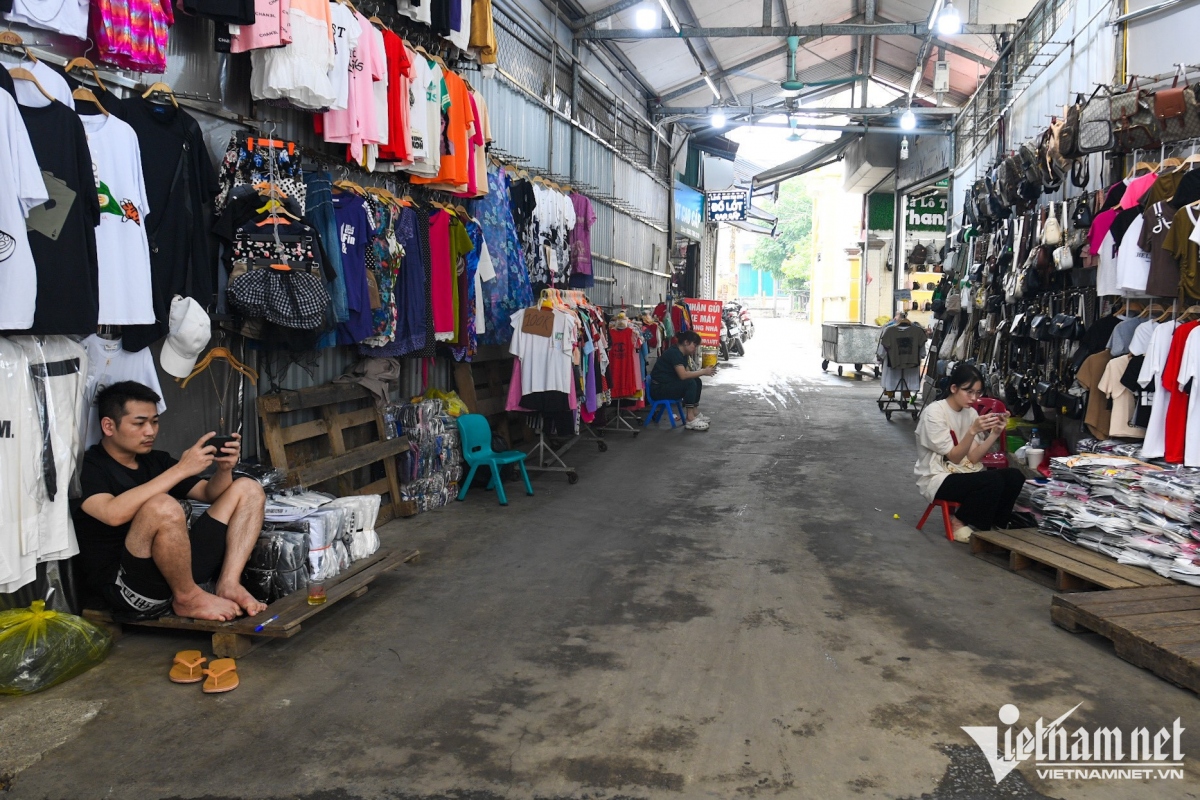 hanoi s largest fashion market falls quiet in post-covid period picture 9