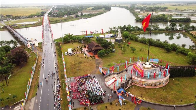 flag raising marks 48 years of vietnam national reunification picture 1