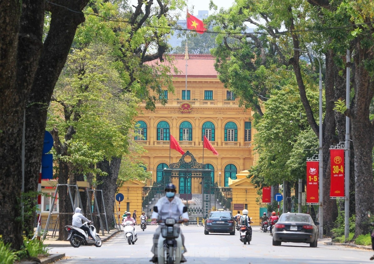 hanoi streets jubilant in celebration ahead of national reunification day picture 1