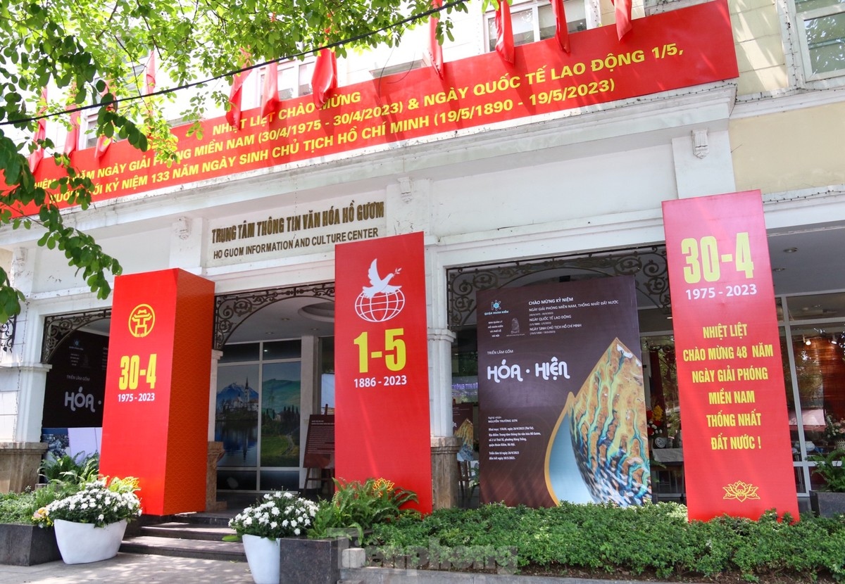 hanoi streets jubilant in celebration ahead of national reunification day picture 10