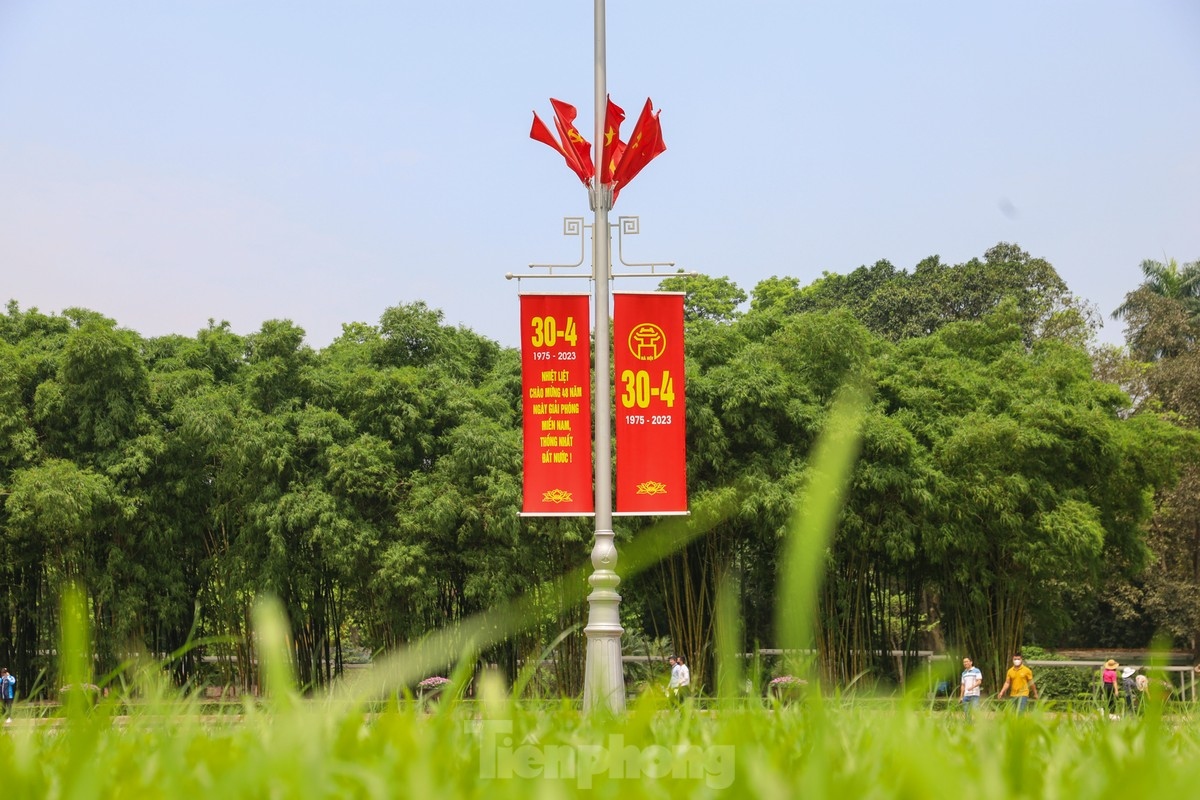 hanoi streets jubilant in celebration ahead of national reunification day picture 12