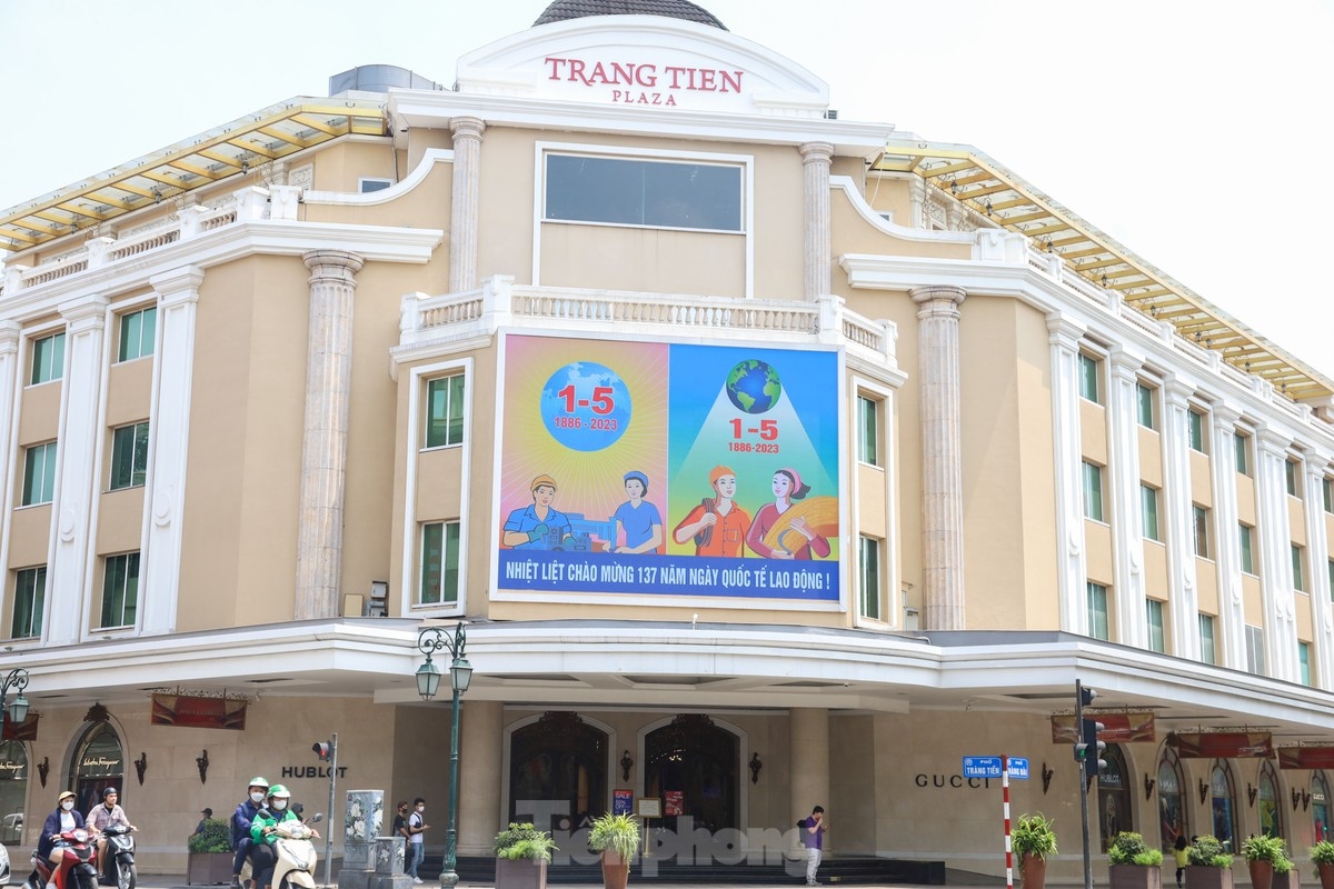 hanoi streets jubilant in celebration ahead of national reunification day picture 13