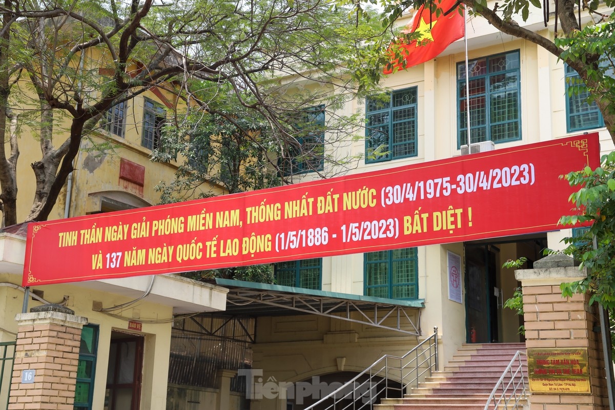 hanoi streets jubilant in celebration ahead of national reunification day picture 14