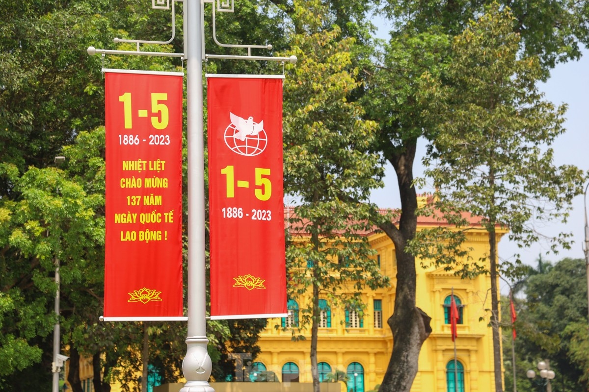 hanoi streets jubilant in celebration ahead of national reunification day picture 2