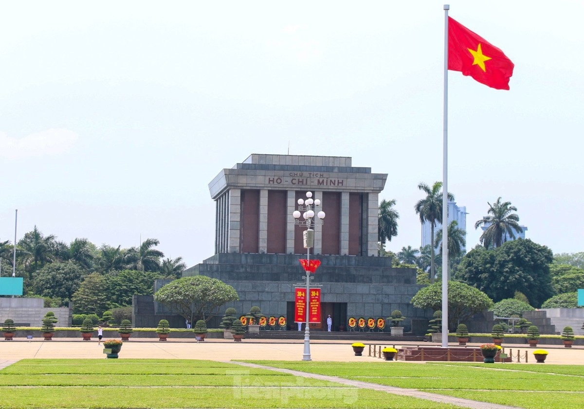 hanoi streets jubilant in celebration ahead of national reunification day picture 3