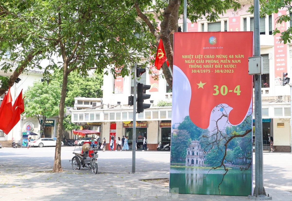 hanoi streets jubilant in celebration ahead of national reunification day picture 4