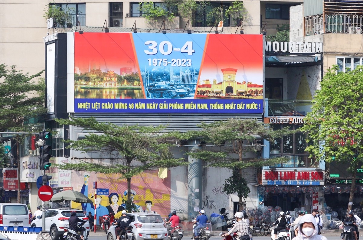 hanoi streets jubilant in celebration ahead of national reunification day picture 5