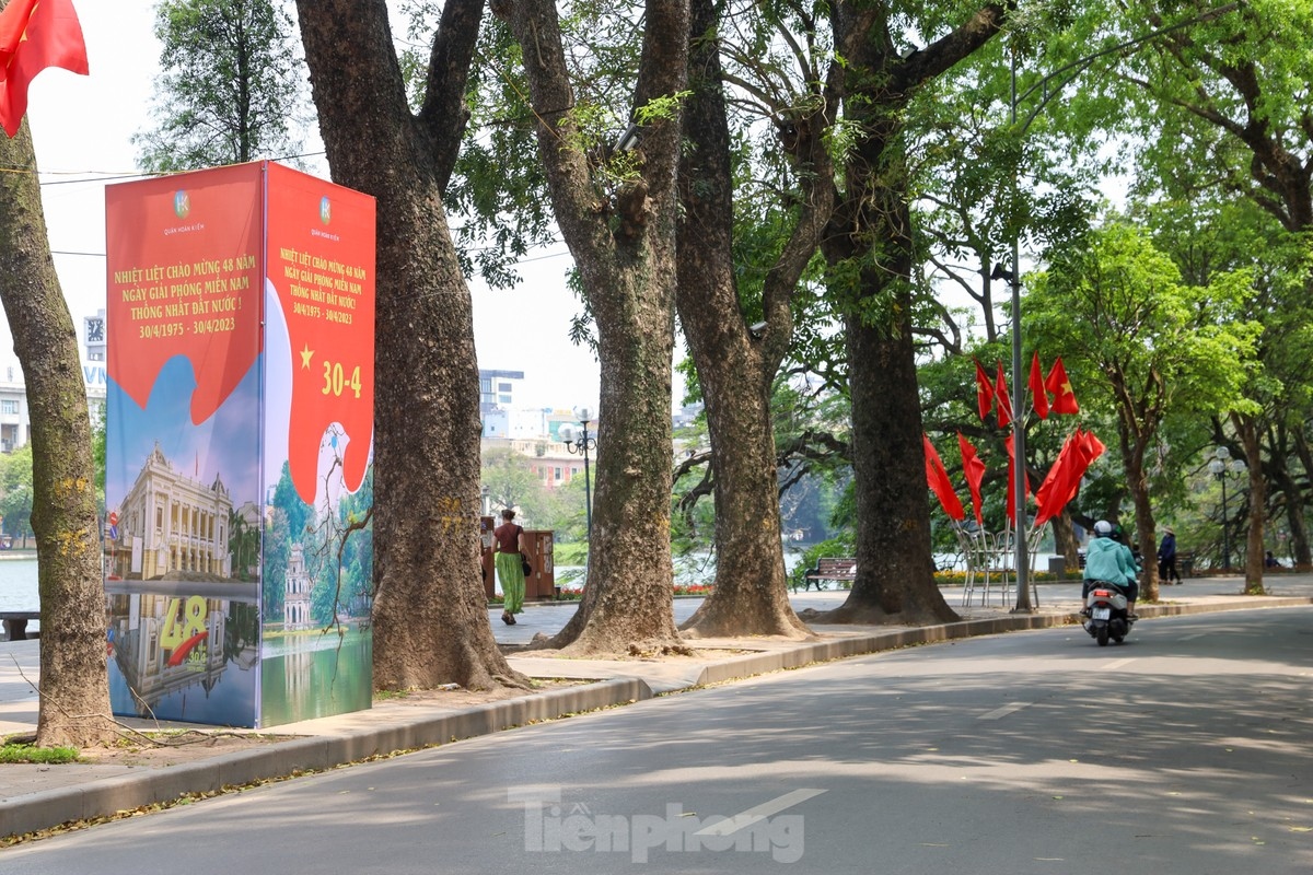 hanoi streets jubilant in celebration ahead of national reunification day picture 6