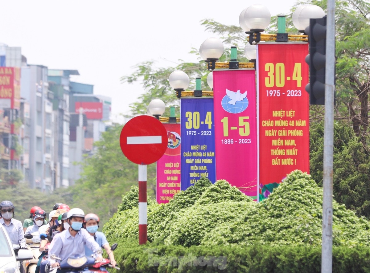 hanoi streets jubilant in celebration ahead of national reunification day picture 7
