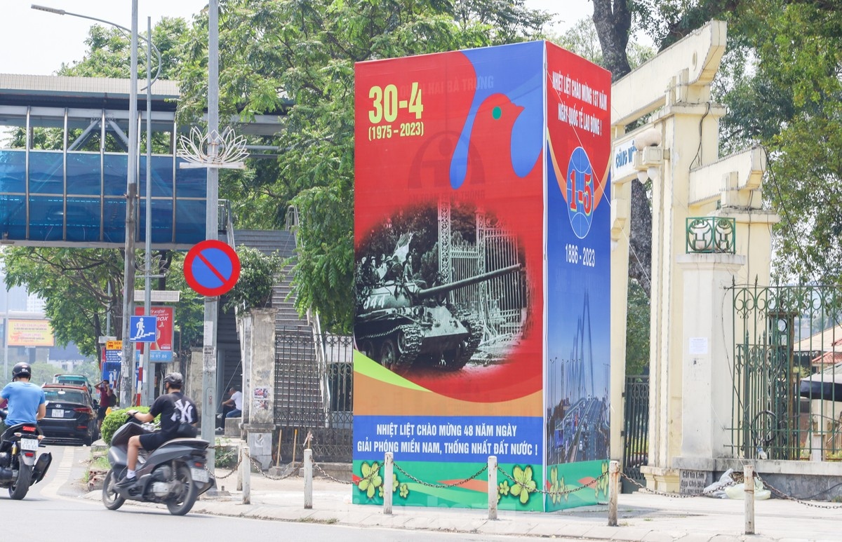 hanoi streets jubilant in celebration ahead of national reunification day picture 8
