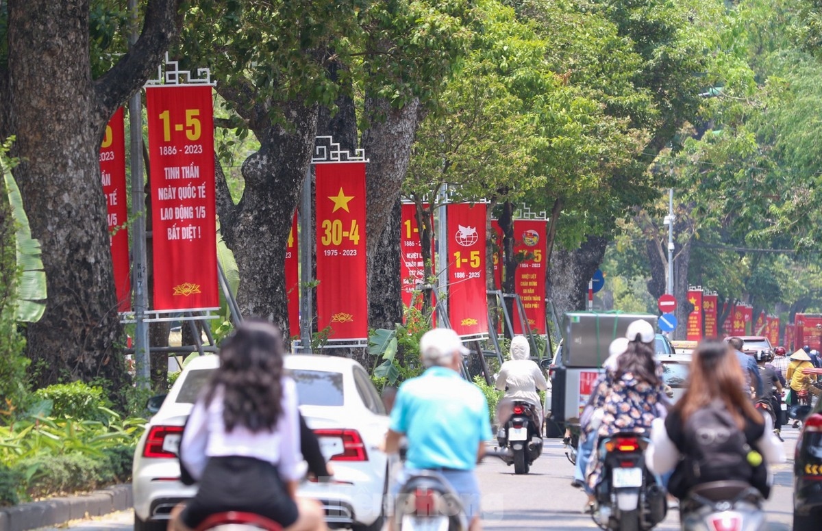 hanoi streets jubilant in celebration ahead of national reunification day picture 9